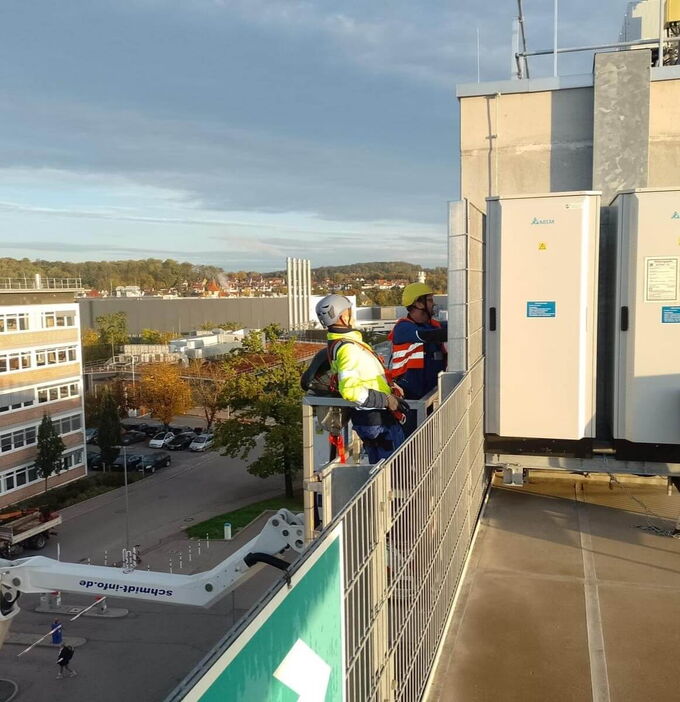 Montage Geländer auf einem Parkaus per Hubstaiger